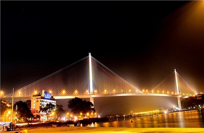 Bai Chay Bridge at night Bai Chay Bridge at night