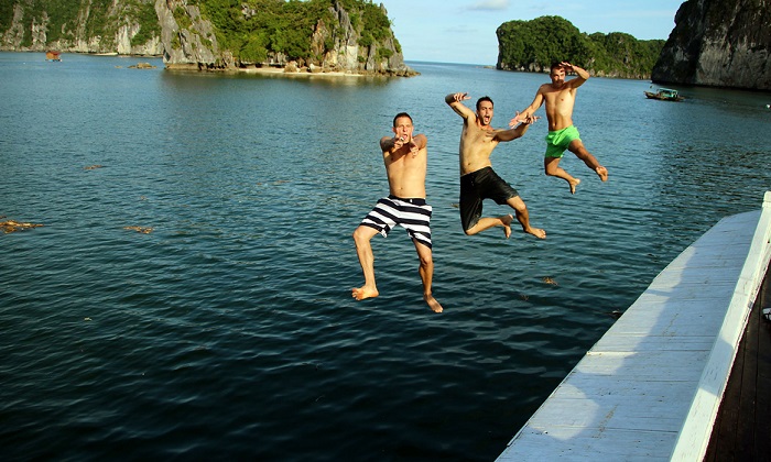 Swimming Halong Bay Swimming Halong Bay