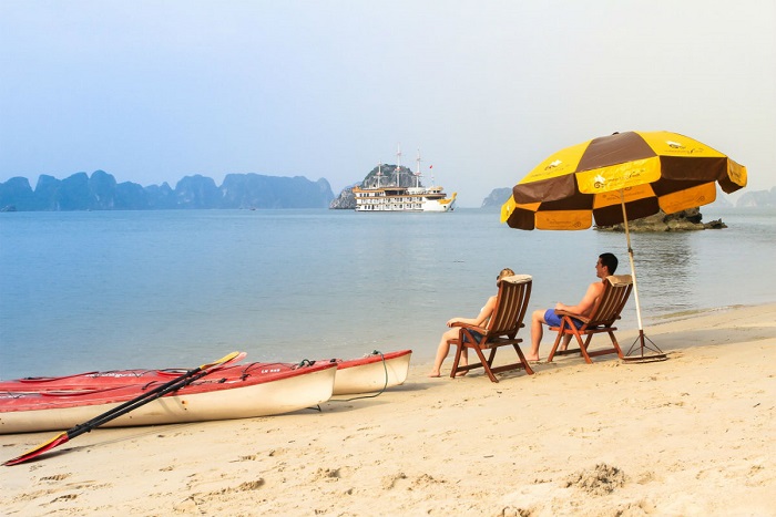 tourists in bai tu long bay